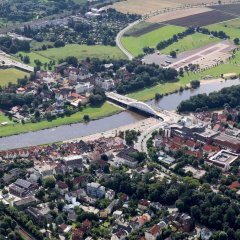 Luftbild von Minden mit beiden Weserufern, Innenstadt und Kanzlers Weide