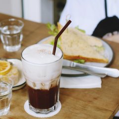 Frühstückstisch mit Kaffee