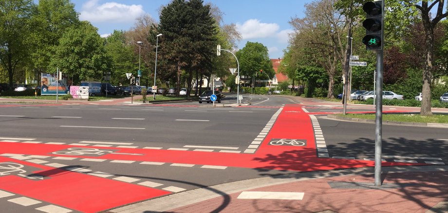 Vorfahrt für Radfahrer auf farblich markierten Furten