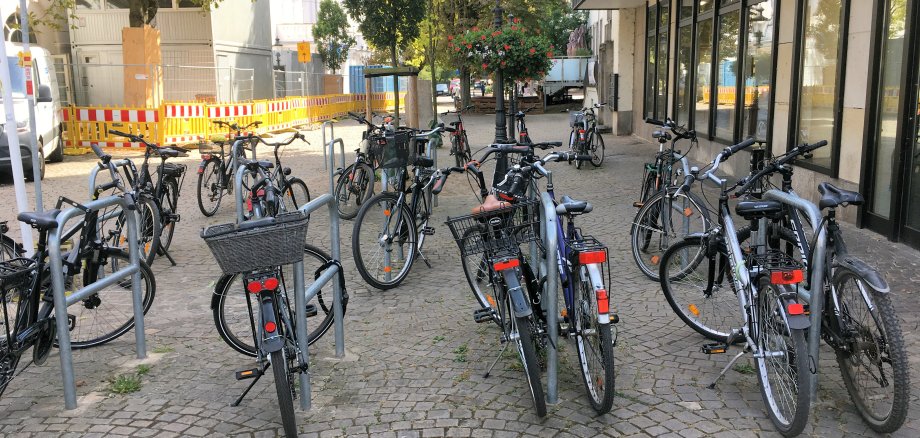 Gut genutzt - die Fahrrad-Bügel an der Tonhallenstraße