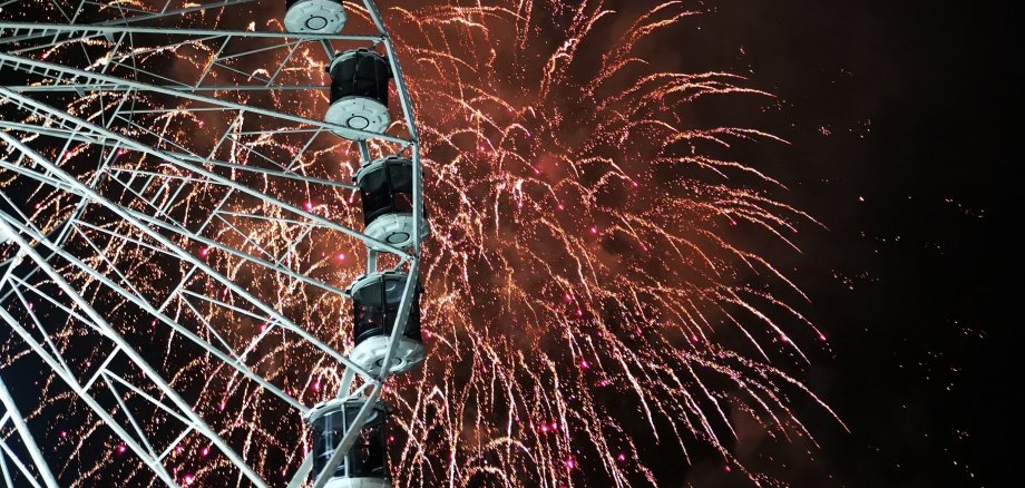 Traditionell am Freitag auf der Herbstmesse kann das große Höhenfeuerwerk bestaunt werden