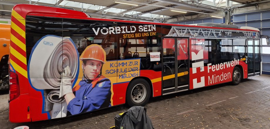 Kinder und Jugendliche sollen mit dem neu beklebten Bus für die Feuerwehr begeistert werden