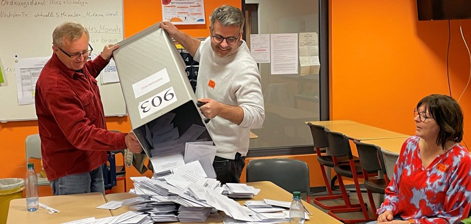 Bundestagswahl _ Leeren der Wahlurne um punkt 18 Uhr