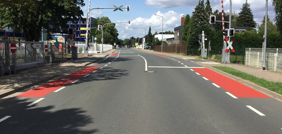 Rotmarkierungen auf der Wittelsbacherallee