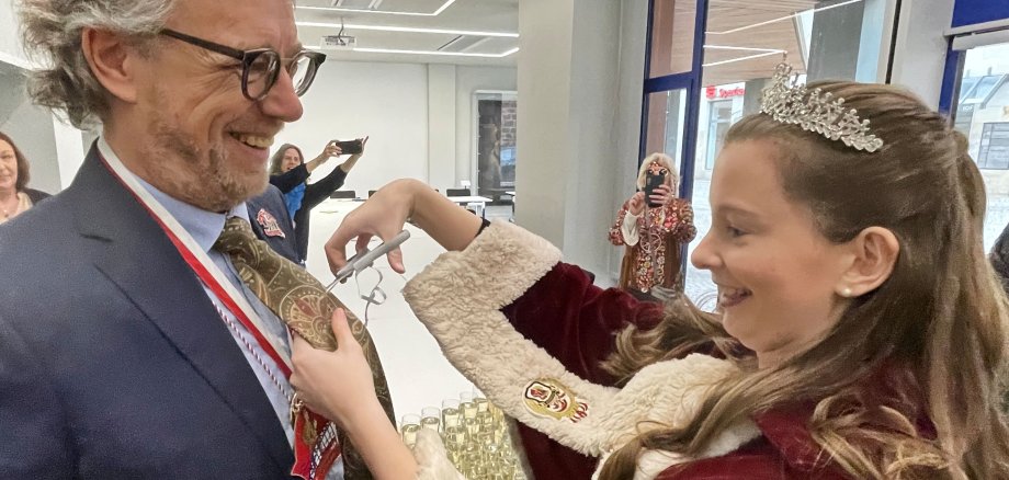 Weiberfastnacht im Rathaus - Schnipp-schnapp ist die Krawatte ab