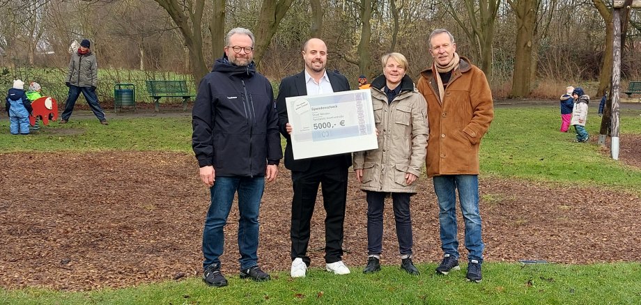 Der Spielplatz an der Goethestraße soll neu gestaltet werden. Jetzt wurde eine Spende übergeben.