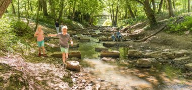 Familie an der Bastau im Glacis